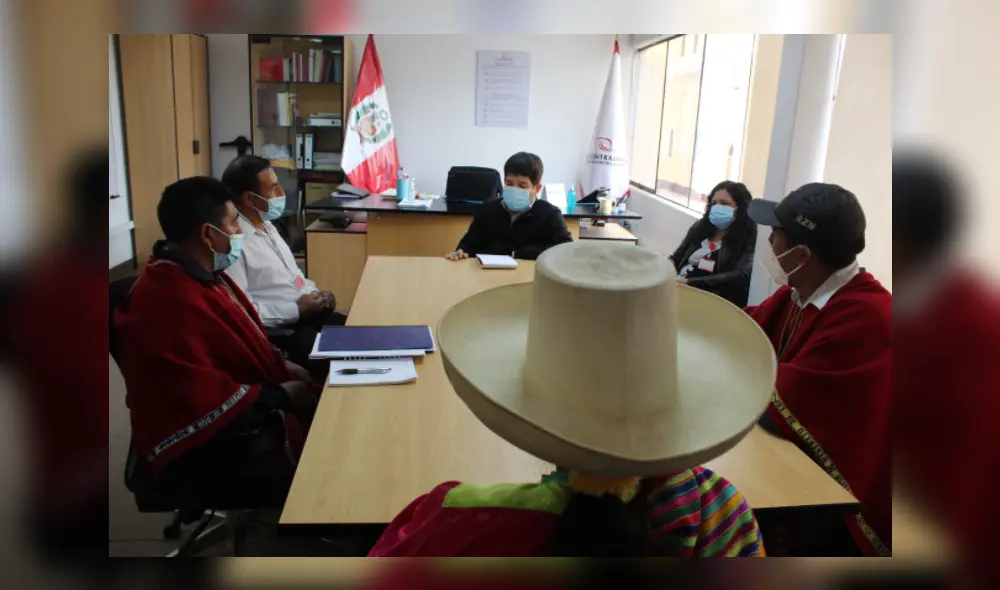 Tomás Tello escuchó a los pobladores de Cañatis respecto a la problemática en la obra de saneamiento. Foto: Contraloría