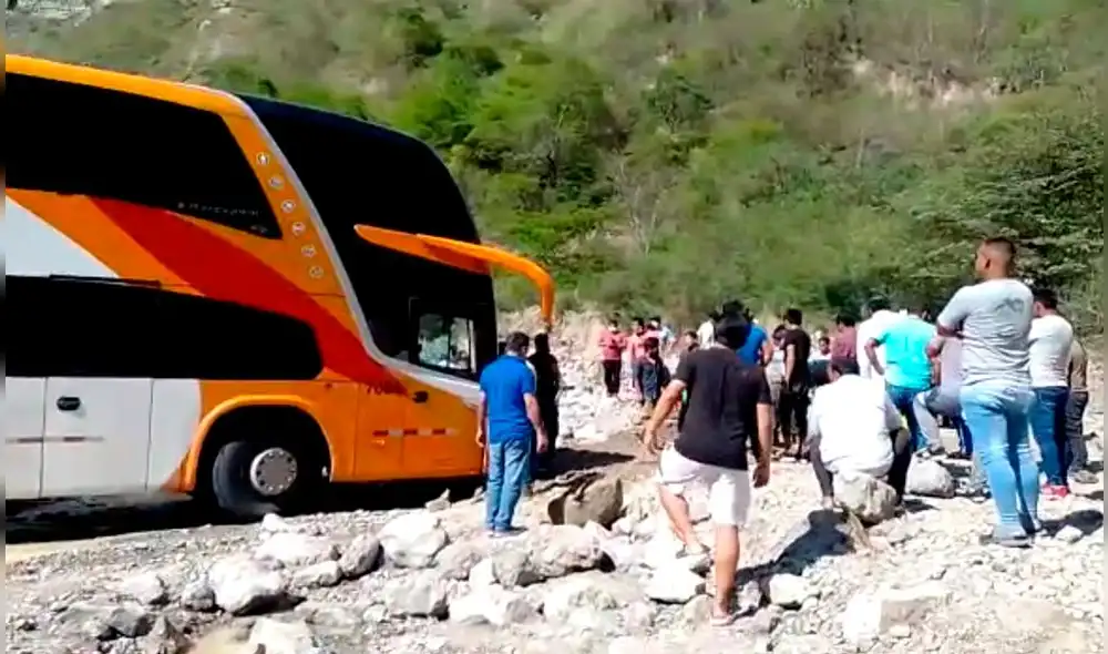 Conductores reportan que son los vehículos grandes los que presentan más problemas para circular por esta vía. Foto: captura de video/ cortesía a LR Conductores reportan que son los vehículos grandes los que presentan más problemas para circular por esta vía. Foto: captura de video/ cortesía a LR