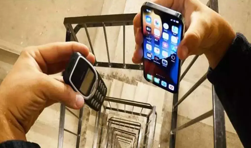 El Nokia quedó con sus componentes dispersos, pero el iPhone 13 resistió la caída. Foto: captura de YouTube