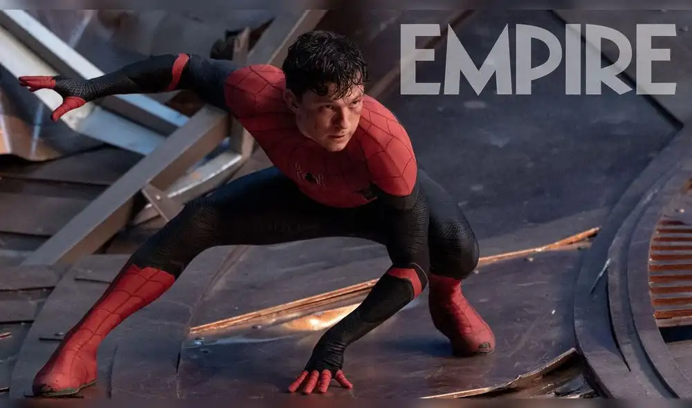 Tom Holland porta su traje usual de Spider-Man en lo que parece una escena de batalla. Foto: Empire