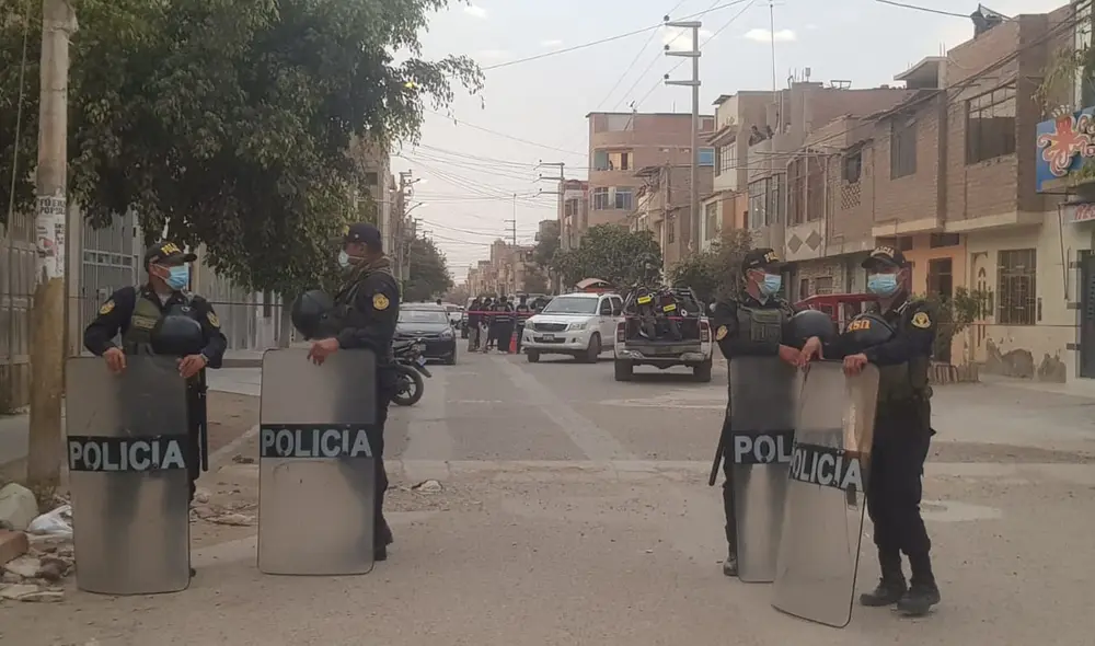 Uno de los supuestos delincuentes, identificado como un menor de edad falleció en los exteriores de la cevichería. Foto: URPI-GLR Uno de los supuestos delincuentes, identificado como un menor de edad falleció en los exteriores de la cevichería. Foto: URPI-GLR