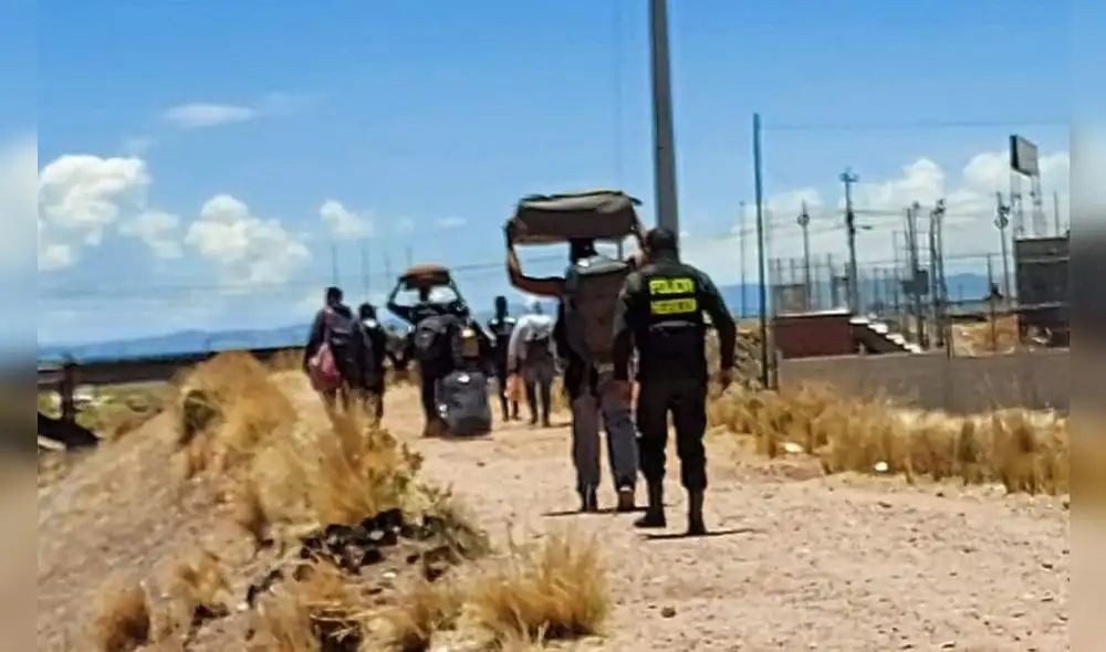 Extranjeros fueron puestos a disposición de Seguridad del Estado de la PNP de Puno. Foto: Binacional Tv Extranjeros fueron puestos a disposición de Seguridad del Estado de la PNP de Puno. Foto: Binacional Tv