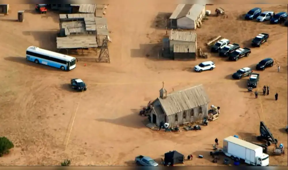 Los Angeles Times informó que el mismo día en el que ocurrió el fatal accidente, media docena de asistentes y operadores de cámara dimitieron en bloque. Foto: Reuters