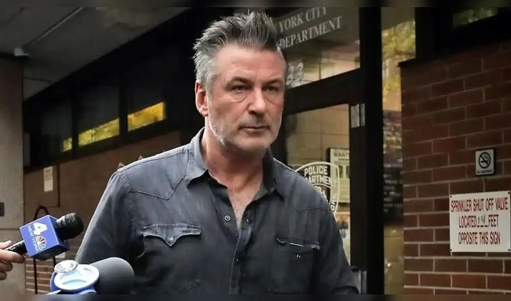 "Arma fría", gritó Dave Halls, el asistente del director antes de pasar el arma al actor, usando la frase para avisar a todos los presentes que era seguro disparar el arma. Foto: Reuters