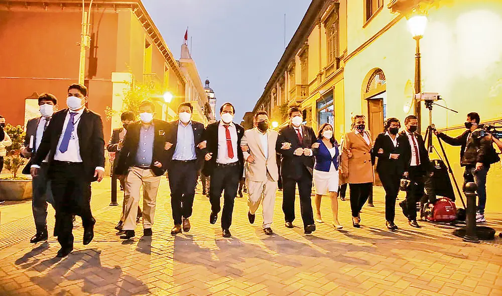 Nueva estrategia. Legisladores oficialistas sostienen conversaciones con representantes del Gobierno para encontrar consensos que eviten una ruptura que solo beneficiaría a la oposición. Foto: John Reyes/ La República