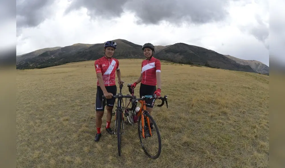 Romina y Royner escalando hasta la
pampa de Ayacucho, al igual que lo
hicieron las tropas realista y patriota a
inicios del siglo XIX, a todo pulmón. Fotografía: Óscar Medrano