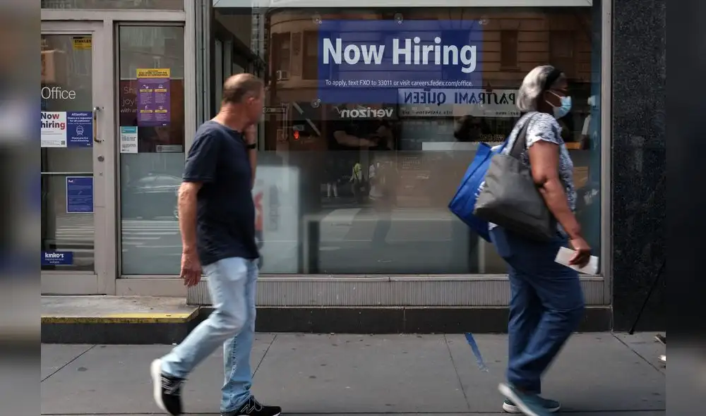 Un cartel de contratación en el escaparate de una tienda en Manhattan. Foto: Spencer Platt/AFP