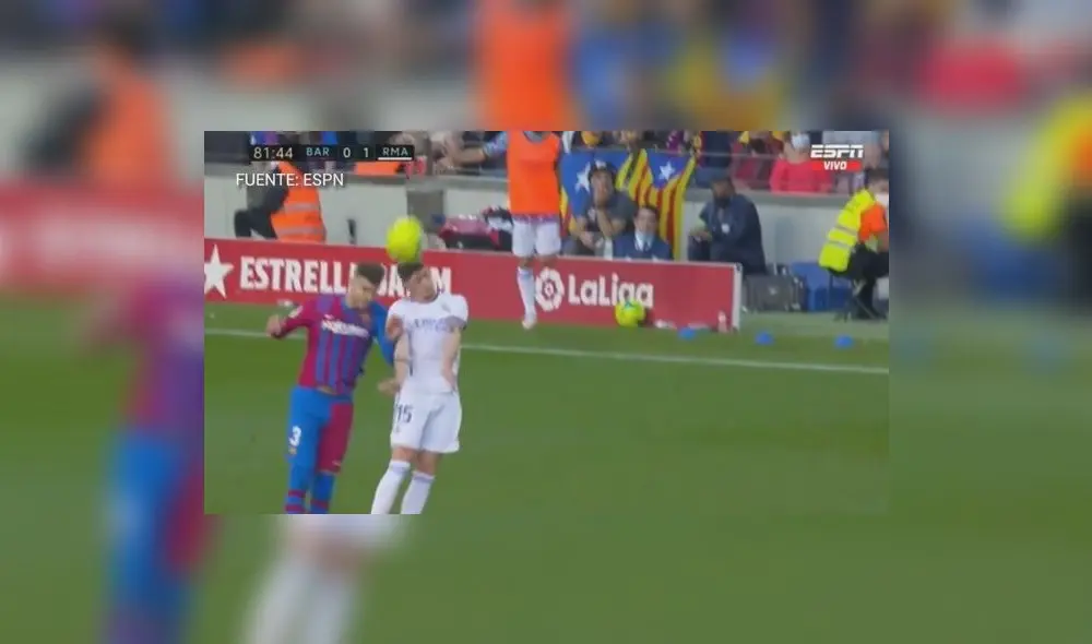 Durísimo choque de cabezas entre Piqué y Valverde. Foto: Captura ESPN