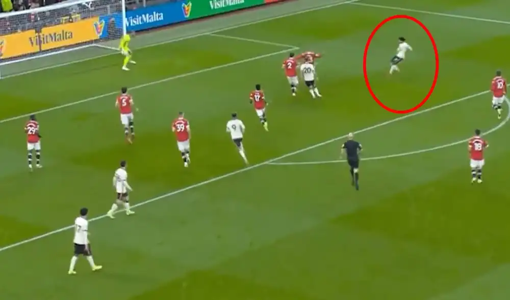 Mohamed Salah anota su doblete y enmudece Old Trafford. Foto: captura video ESPN Mohamed Salah anota su doblete y enmudece Old Trafford. Foto: captura video ESPN