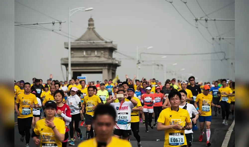 Participantes de la Maratón de Wuhan en 2018 cruzan el puente del río Yangtze. Foto: China OUT/AFP
