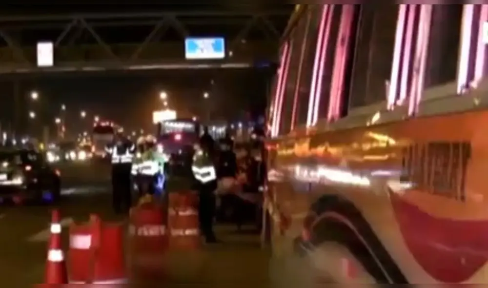 El hecho ocurrió a la altura del puente Tottus en la Panamericana Norte en Puente Piedra. Foto: captura América Noticias. El hecho ocurrió a la altura del puente Tottus en la Panamericana Norte en Puente Piedra. Foto: captura América Noticias.