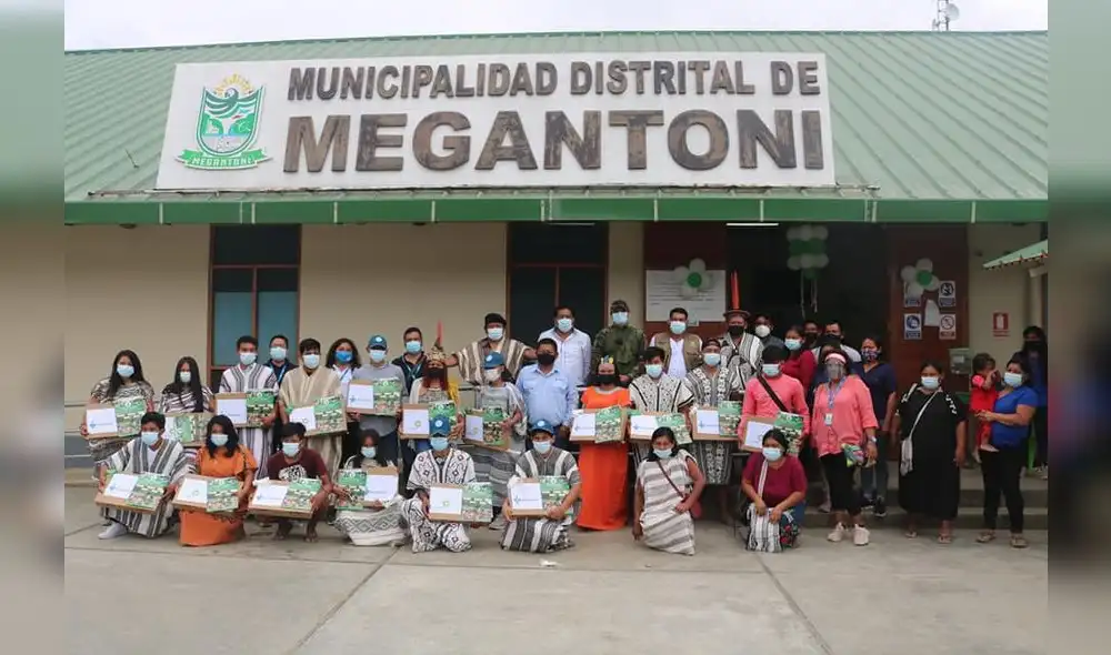 La donación de 22 laptops, estarán dirigidas exclusivamente a las actividades académicas de los jóvenes ingresantes. Foto: Municipalidad Distrital de Megantoni.