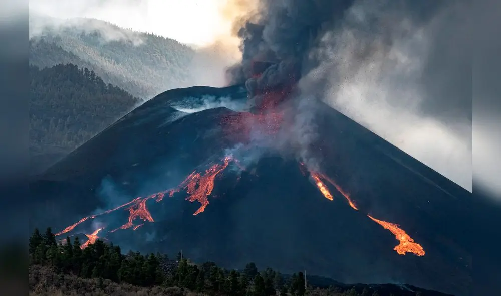 Momento en el que una nueva boca se ha abierto en la parte inferior del cono secundario del volcán de La Palma, de la que sale abundante lava. Foto: Ángel Medina/EFE Momento en el que una nueva boca se ha abierto en la parte inferior del cono secundario del volcán de La Palma, de la que sale abundante lava. Foto: Ángel Medina/EFE