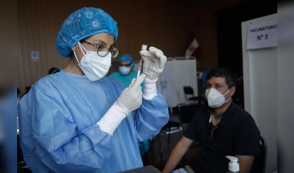 En Arequipa, se confirmó que esta semana llegará un lote de vacunas para colocar dosis de refuerzo contra la COVID-19 a adultos mayores de 65. Foto: Rodrigo Talavera/La República