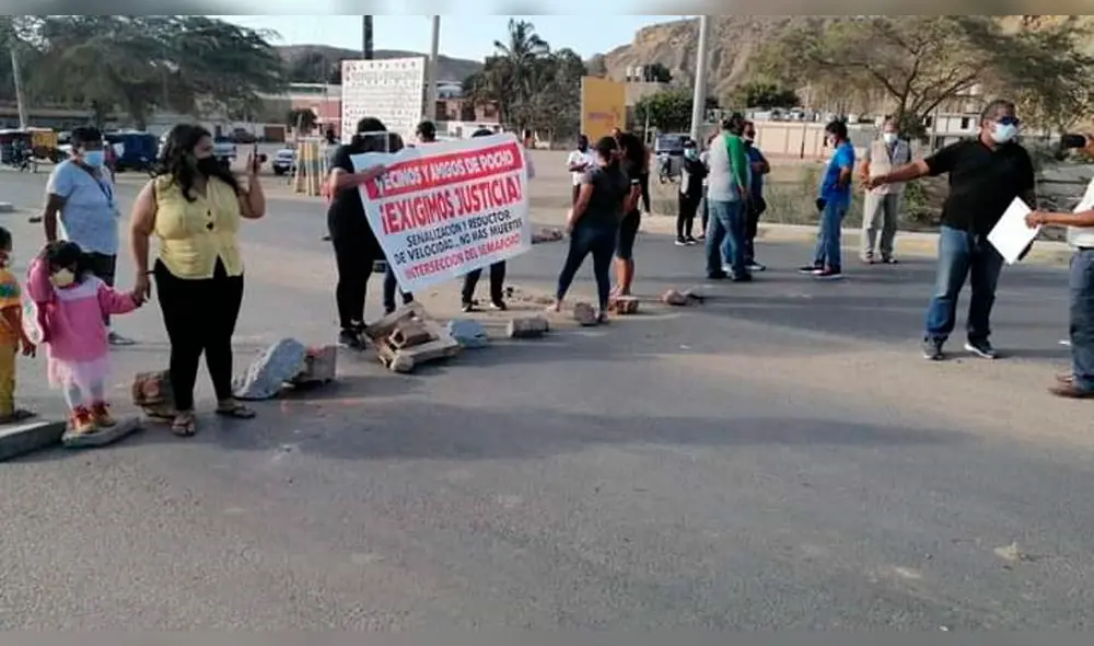 Con piedras pobladores del Barrio Particular de Talara bloquearon la avenida Bolognesi. Foto: Difusión. Con piedras pobladores del Barrio Particular de Talara bloquearon la avenida Bolognesi. Foto: Difusión.