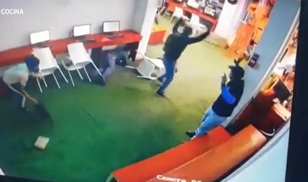 Cámaras de seguridad registran la ferocidad con la que actúan los atracadores. Foto: captura de América TV
