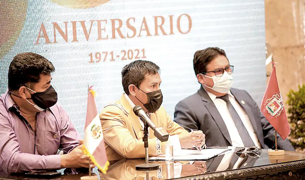 Juntos. Cáceres usaba a gerente de Autodema (terno gris) para dar terrenos a consejeros. Foto: difusión