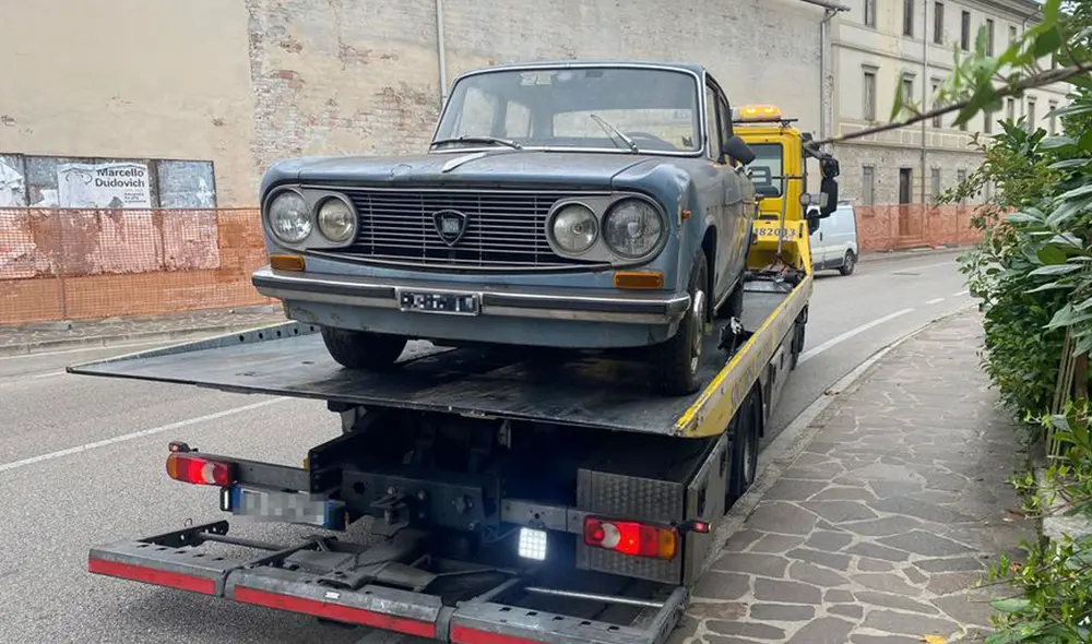 El auto lleva estacionado desde 1974 en una calle de la localidad italiana de Conegliano. Foto: Gentileza Corriere del Veneto El auto lleva estacionado desde 1974 en una calle de la localidad italiana de Conegliano. Foto: Gentileza Corriere del Veneto