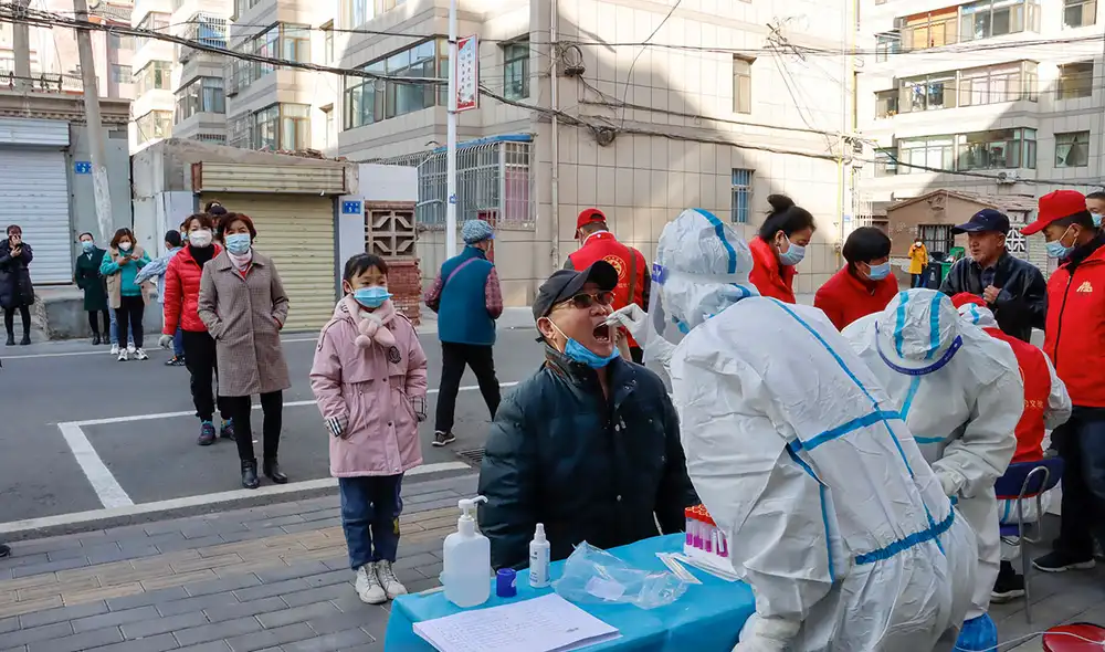 El país asiático ha implementado el confinamiento y el testeo masivo como medidas rápidas para frenar el avance del virus. Foto: AFP