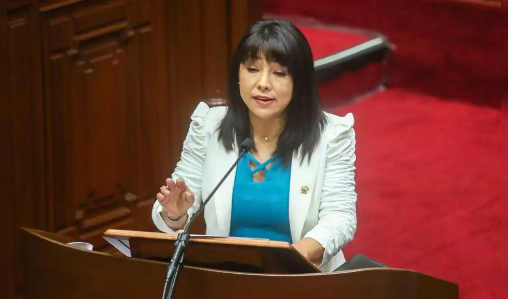 La primera ministra, Mirtha Vásquez, expone su discurso ante el Pleno del Congreso para solicitar el voto de confianza. Foto: PCM