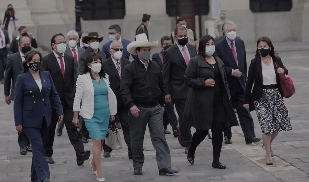 Voto de confianza: El presidente Pedro Castillo camina junto al gabinete ministerial que dirige Mirtha Vásquez. Foto: Gerardo Marín / La República