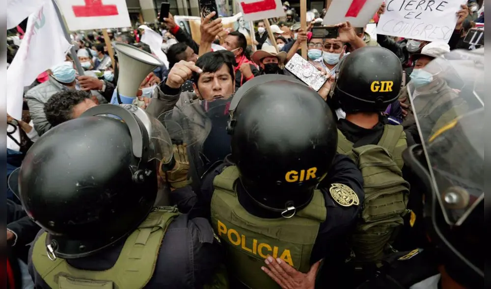 Manifestantes salieron a protestar a favor y en contra del voto de confianza del gabinete presidido por Mirtha Vásquez este lunes 25 de octubre. Foto: Gerardo Marín / La República