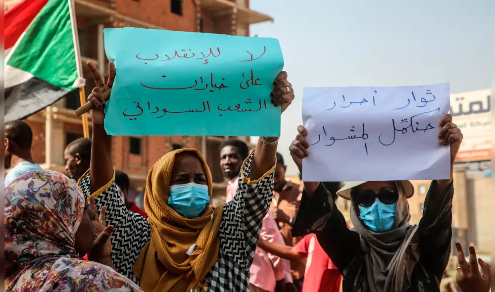 Tras el golpe de Estado, los civiles se congregaron en las calles de la capital sudanesa, Jartum, para rechazarlo y exigir se libere a los detenidos. Foto: EFE Tras el golpe de Estado, los civiles se congregaron en las calles de la capital sudanesa, Jartum, para rechazarlo y exigir se libere a los detenidos. Foto: EFE