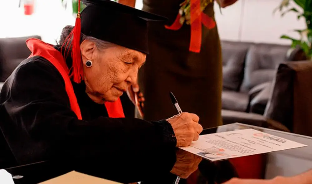 La nonagenaria contó que nada le impidió aprender a estudiar a través de zoom y tomar clases virtuales generadas por la pandemia. Foto y Video: El Doce La nonagenaria contó que nada le impidió aprender a estudiar a través de zoom y tomar clases virtuales generadas por la pandemia. Foto y Video: El Doce