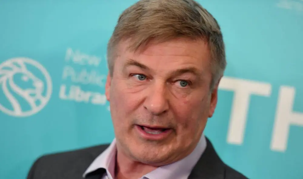 Alec Baldwin está devastado por el trágico hecho que llamó la atención sobre la falta de seguridad que existe en los rodajes. Foto: AFP