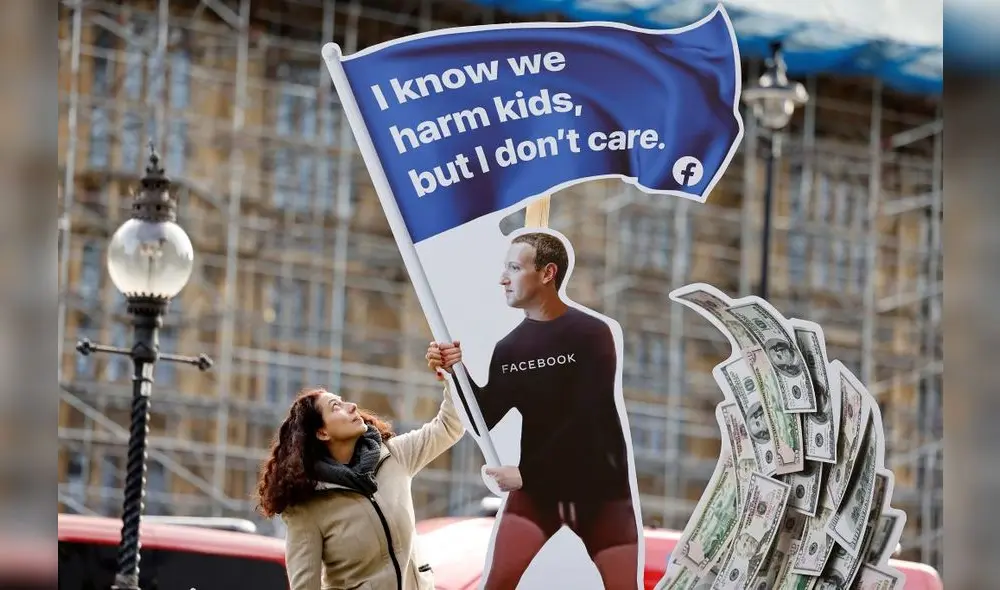 Una manifestante posa con una figura que representa al fundador de Facebook, Mark Zuckerberg. Foto: CNN