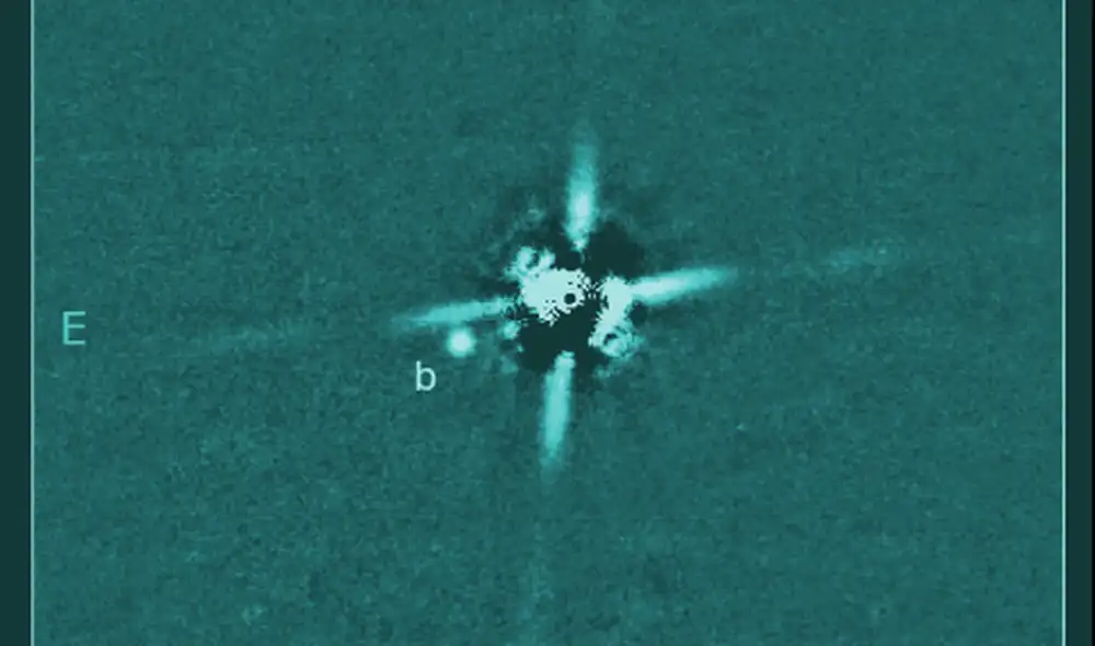 El exoplaneta 2M0437b está separado de su estrella principal por una distancia 100 veces mayor que la de la Tierra al Sol.  Foto: Telescopio Subaru