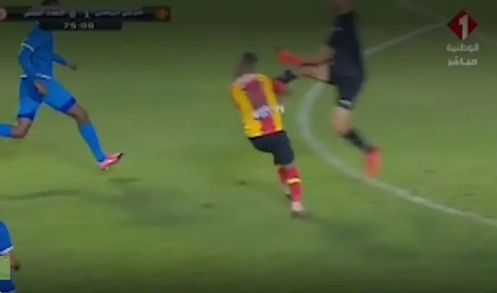 Dura patada de un portero en la Champions League de África. Foto: captura CAF.