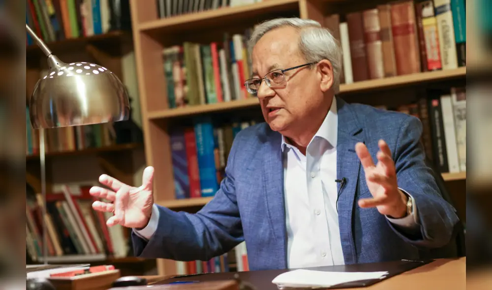 "Castillo se apoca a sí mismo, reduce sus horizontes y no se siente el presidente de un país complicado", escribió Hildebdrandt en su columna. Foto: John Michael Ramon Taya.