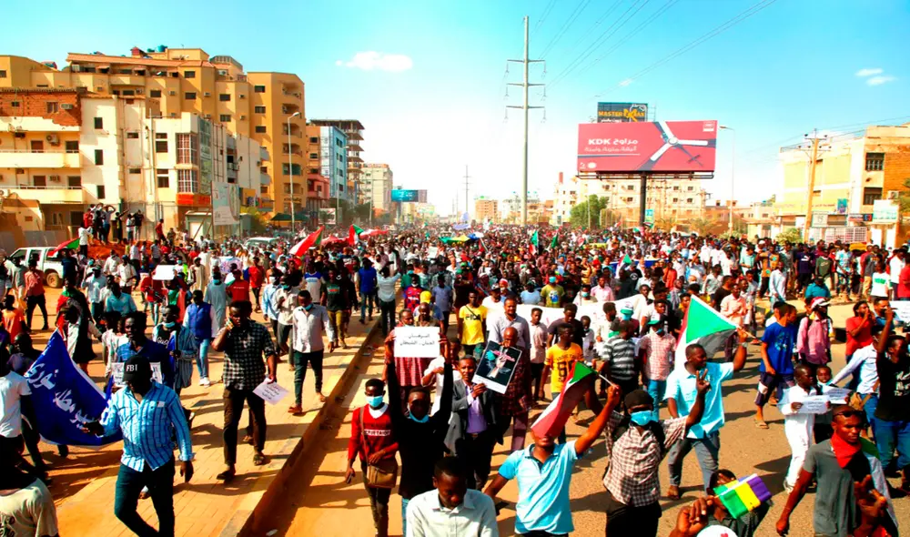 Hasta la fecha, el Ejército de Sudán deja tres muertos y, al menos, 80 heridos durante las manifestaciones contra el régimen militar. Foto: EFE Hasta la fecha, el Ejército de Sudán deja tres muertos y, al menos, 80 heridos durante las manifestaciones contra el régimen militar. Foto: EFE
