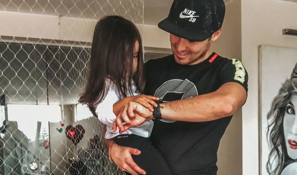 El futbolista Rodrigo Cuba demostró que es un padre muy atento y compartió diversos videos de su pequeña feliz abriendo sus regalos por su cumpleaños. Foto: Rodrigo Cuba/Instagram El futbolista Rodrigo Cuba demostró que es un padre muy atento y compartió diversos videos de su pequeña feliz abriendo sus regalos por su cumpleaños. Foto: Rodrigo Cuba/Instagram