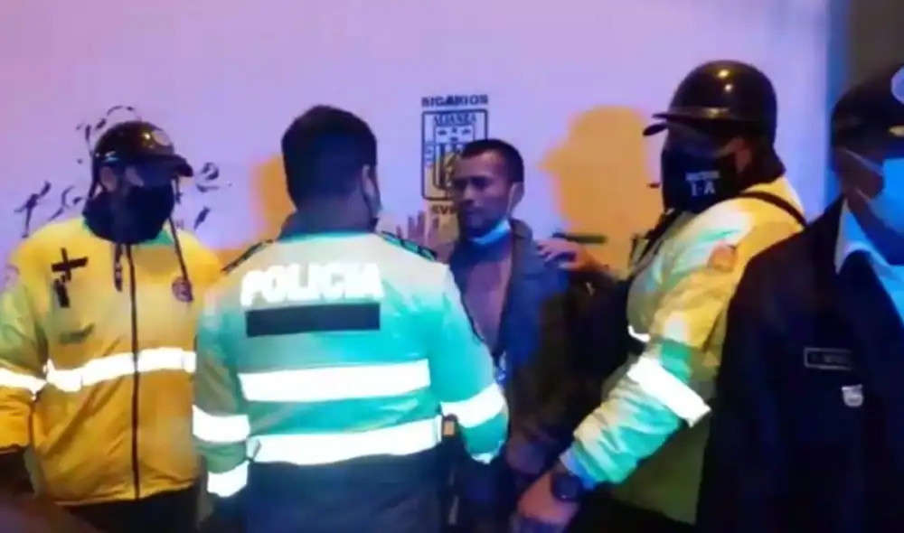 Sujeto se resistió a la intervención y hasta se golpeó la cabeza contra la pared. Foto: Municipalidad de Surco