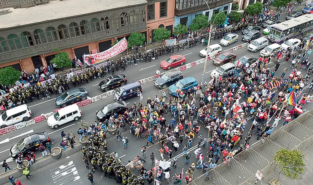 Represión. PNP dispersó a manifestantes que respaldaban al Gobierno con chorros de agua. Foto: John Reyes/ La República