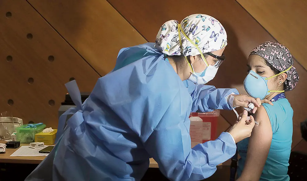 Otra vez. Médicos y enfermeras reciben la tercera dosis. Foto: La República