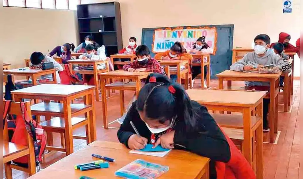 Distancia. Carpetas mantienen la distancia entre escolares para evitar el contagio. Foto: La República Distancia. Carpetas mantienen la distancia entre escolares para evitar el contagio. Foto: La República