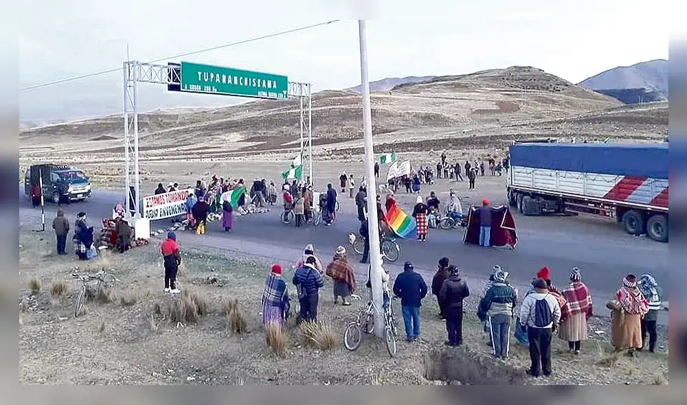 Los pobladores bloquearon carretera.