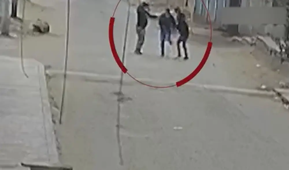 Hombre evitó el robo de sus pertenencias tras enfrentarse a ladrones. Foto: captura de América