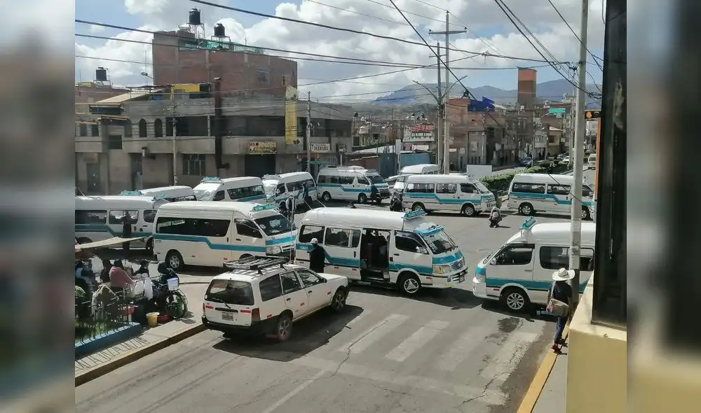 Transportistas utilizan sus unidades para impedir el paso vehicular. Foto: Kleber Sánchez/ La República Transportistas utilizan sus unidades para impedir el paso vehicular. Foto: Kleber Sánchez/ La República