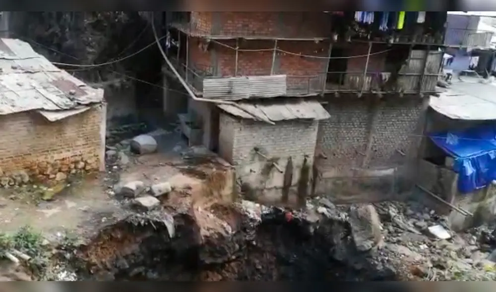 Al hundirse el terreno varias casas se desplomaron y otras están en riesgo. Foto: difusión Al hundirse el terreno varias casas se desplomaron y otras están en riesgo. Foto: difusión