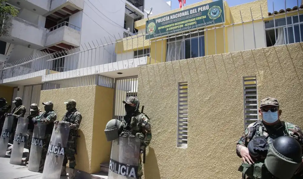 Efectivos de la Policía Nacional resguardan la sede de la Policía Anticorrupción. Foto: Rodrigo Talavera/La República