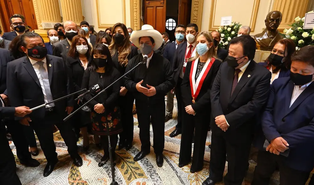 El presidente Pedro Castillo participó del homenaje al legislador Fernando Herrera en el Parlamento. Foto: Congreso