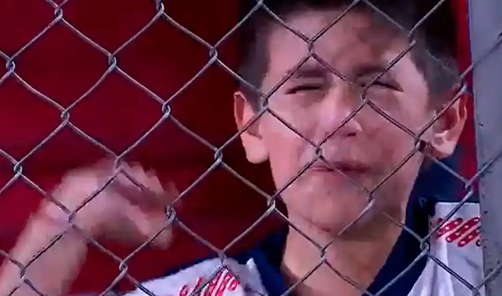 Los focos de ESPN captaron la pasión en el aliento del menor al 'Rojo' por la Liga Profesional Argentina. Foto: captura ESPN Los focos de ESPN captaron la pasión en el aliento del menor al 'Rojo' por la Liga Profesional Argentina. Foto: captura ESPN