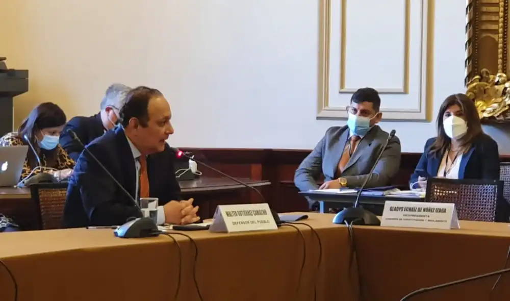 Walter Gutiérrez en la Comisión de Constitución, presidida por la congresista de Fuerza Popular, Patricia Juárez. Foto: Defensoría del Pueblo