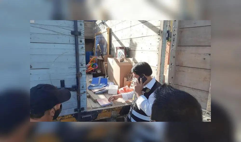 Agentes de la Policía Anticorrupción se rehusaron a recibir los bienes. Foto: RPP Agentes de la Policía Anticorrupción se rehusaron a recibir los bienes. Foto: RPP