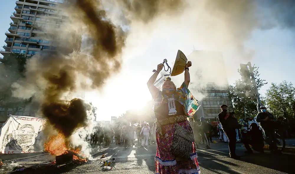 Protestas en ambos países. Este fin de semana se produjeron sendas manifestaciones mapuches que llegaron hasta Palacio de la Moneda, en Santiago. Foto: EFE Protestas en ambos países. Este fin de semana se produjeron sendas manifestaciones mapuches que llegaron hasta Palacio de la Moneda, en Santiago. Foto: EFE