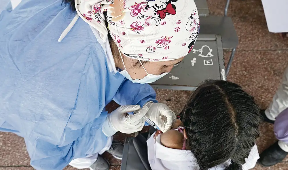 El retorno a las clases en el 2022 obliga a pensar también en los niños de 5 a 11 años. Ellos están en primaria y representan 3,6 millones a nivel nacional. En otros países ya son vacunados. Foto: AFP